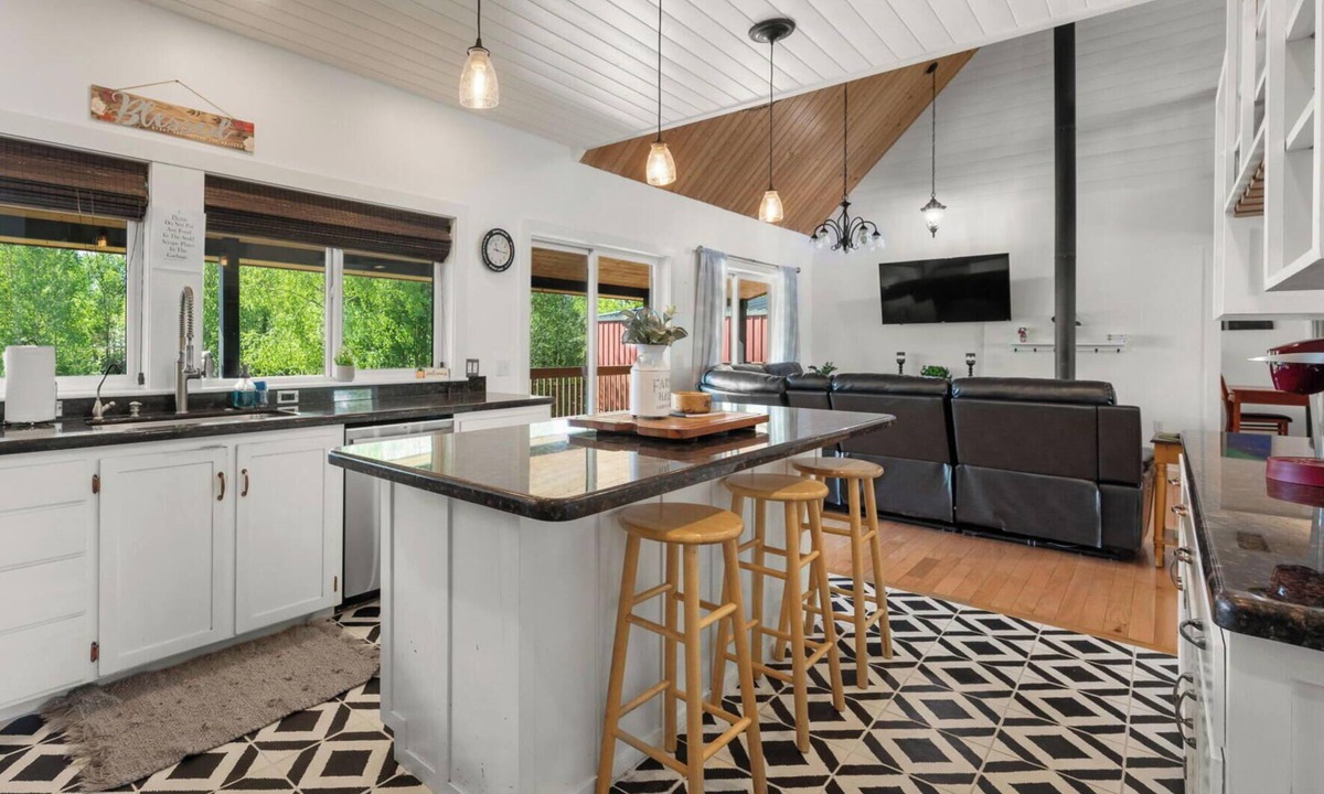 Houston House | Lakeside Retreat- Charming 5 Bedroom, with Kayaks!