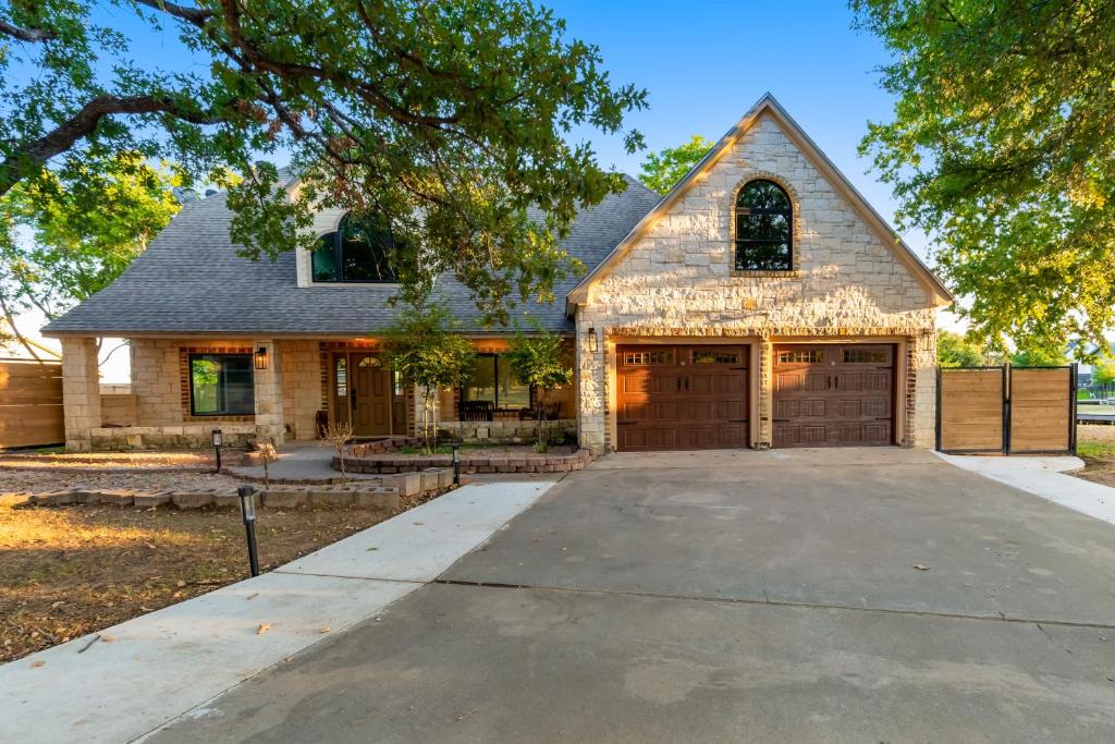Granite Shoals House | Lakeside Serenity