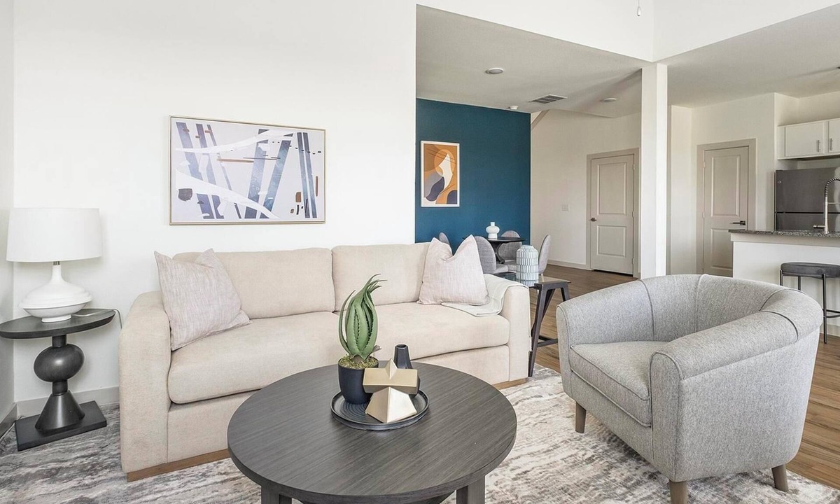 Waller Apartment | Landing | Modern 3BD, Pool, Gym