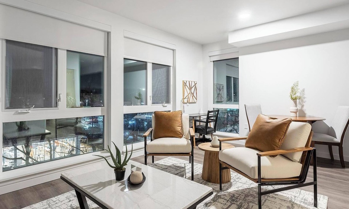 Crown Hill Apartment | Landing | Stunning 1BD, Gym