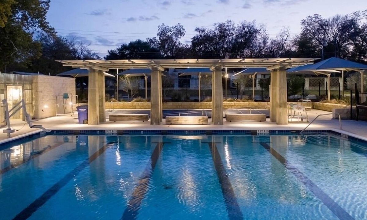 Hancock Apartment | Large Apt. close to UT & downtown - community pool! Walkable to restaurants.