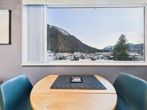 Juneau Apartment | Large Juneau Loft w Full Kitchen, WD & Workspace