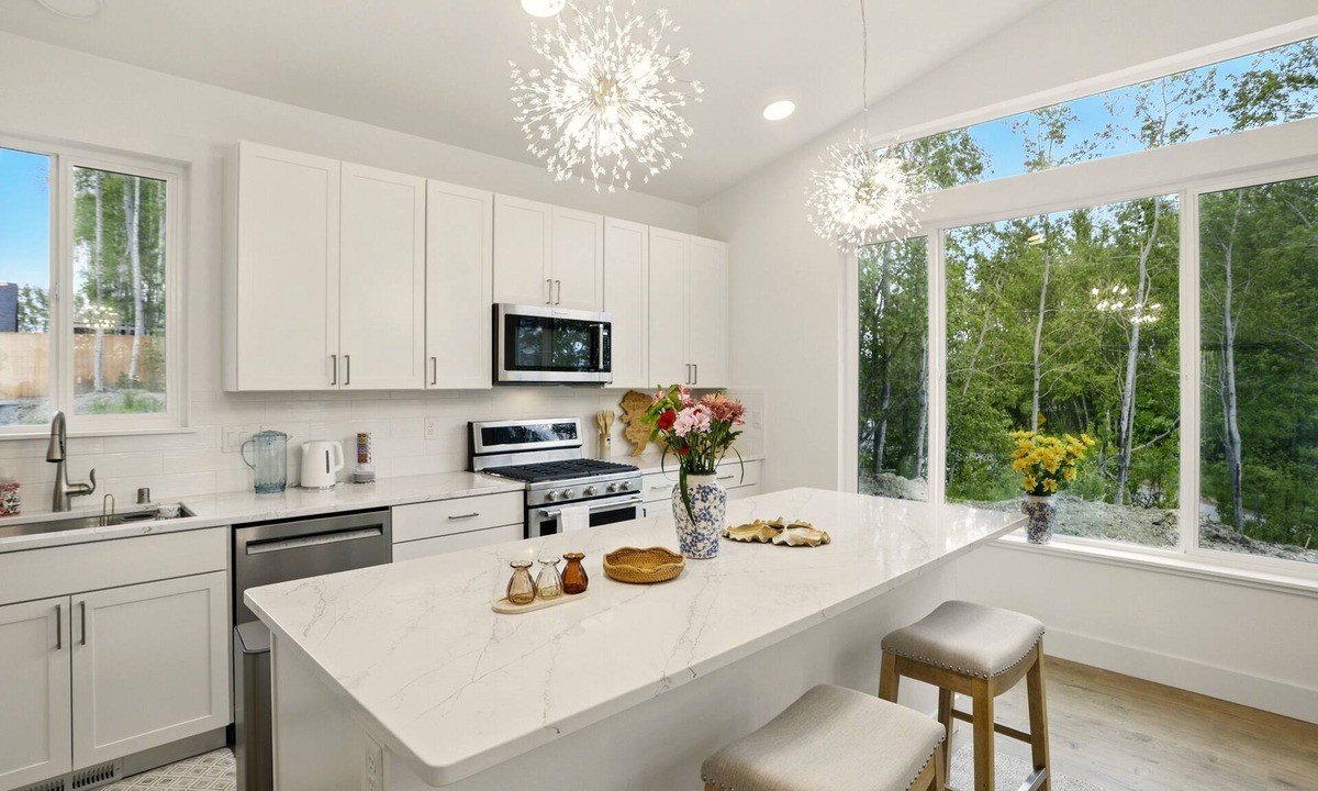 Sand Lake House | LE17: 4-bedroom 3full bathroom house in gorgeous Anchorage neighborhood