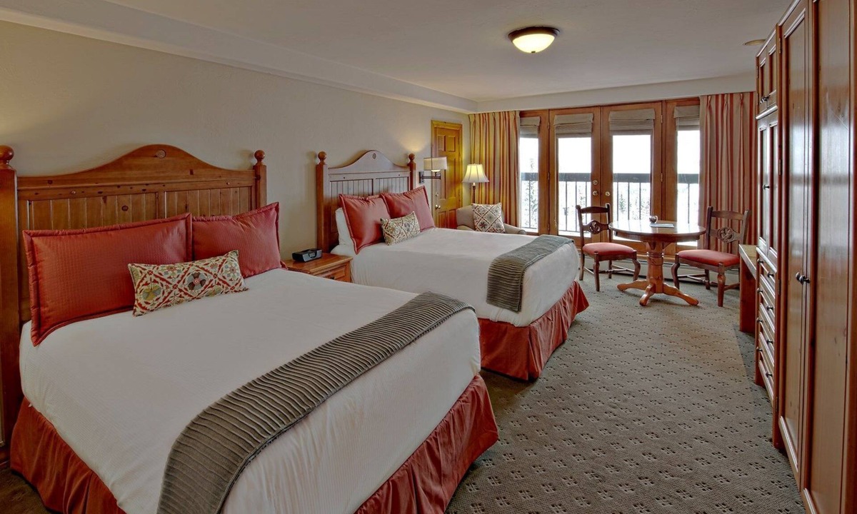 Beaver Creek Hotel | Living Space with Access to Hot Tub, Pool & Gym