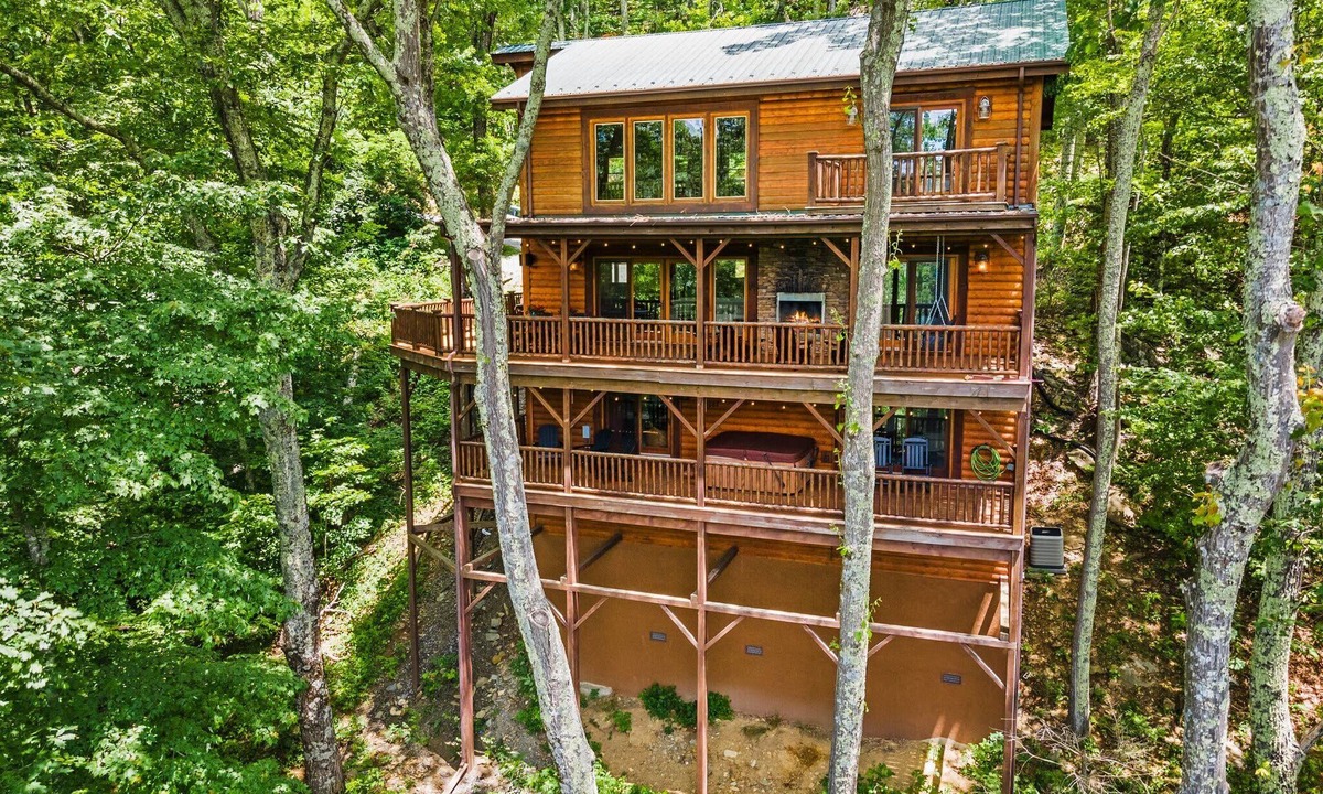 Seven Devils House | Lodge in Seven Devils w Hot Tub & Mountain Views!
