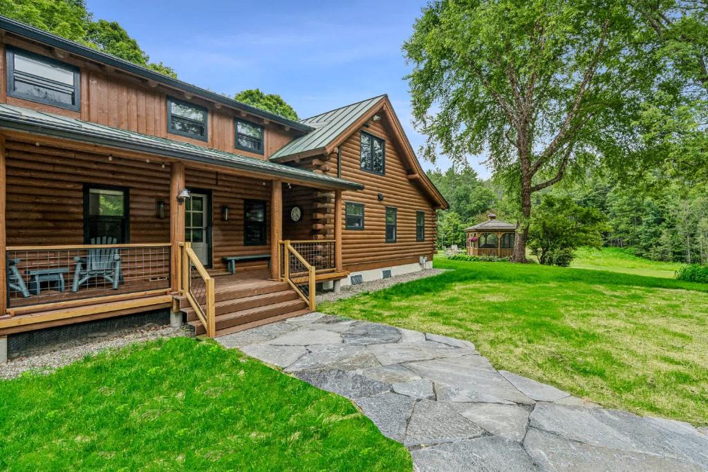 Hartland House | Log Cabin Fireplace Upper Valley - Wooded Chalet