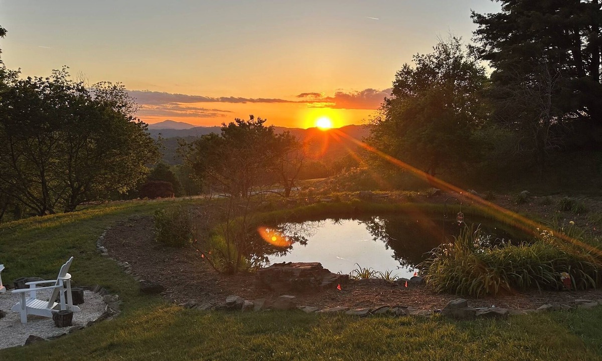 Boone Cabin | Long Range Views - 10 minutes to downtown Boone -Dog friendly!