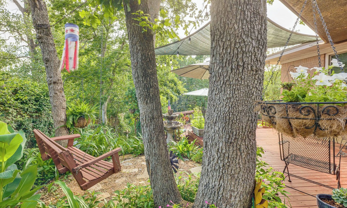 College Station Cottage | Lovely Bryan Home w/Deck - 4 Mi to Kyle Field!