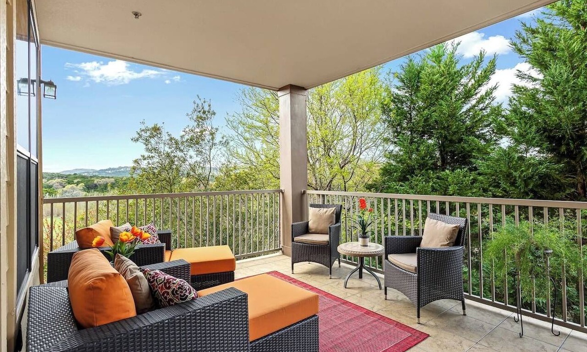Jonestown Condo | Lovely Villa in the Hollows, Lake View, 4 Pools