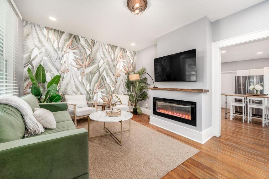 Downtown Columbus Villa | Luxe 3BR - Hot tub and Parking - Near OSU & Downtown