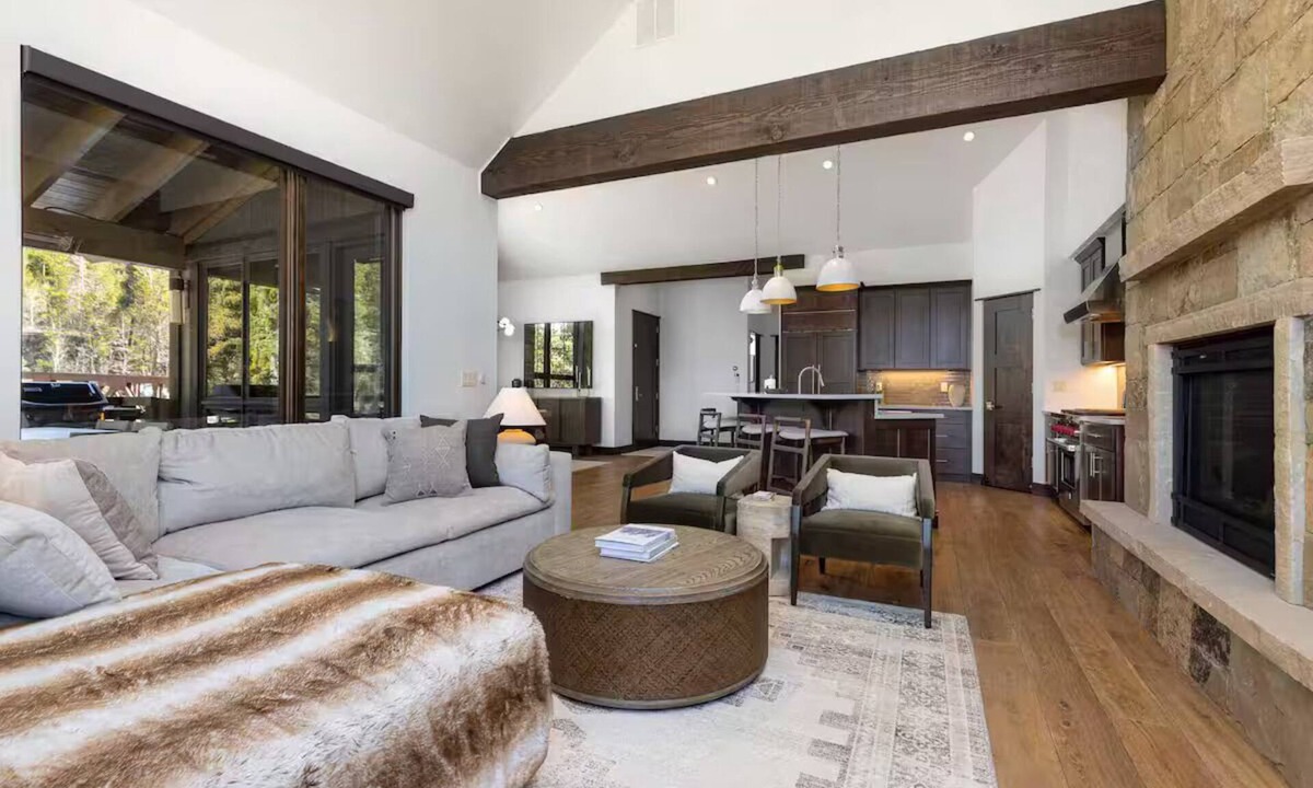 Warrior's Mark Ski Chalet | Luxe Mountain Chalet on the Blue River near Main
