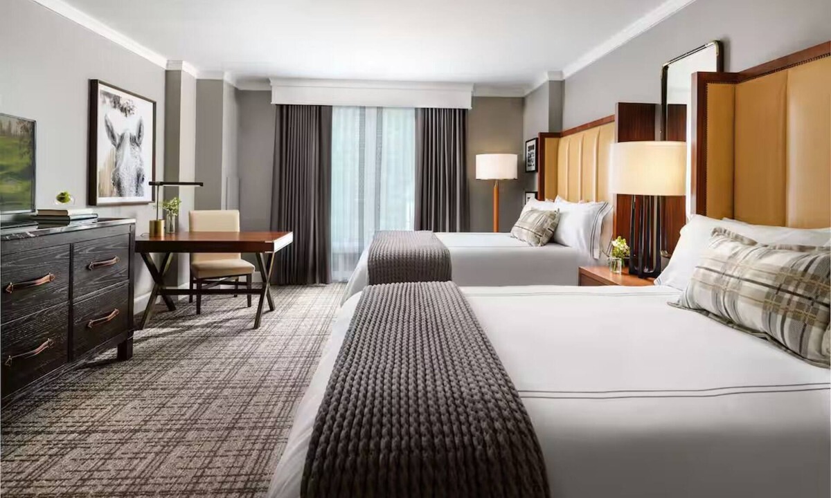 Braselton Hotel | Luxe Retreat Perfect for Groups Seeking Culinary Delights Near Winery l 3 Rooms