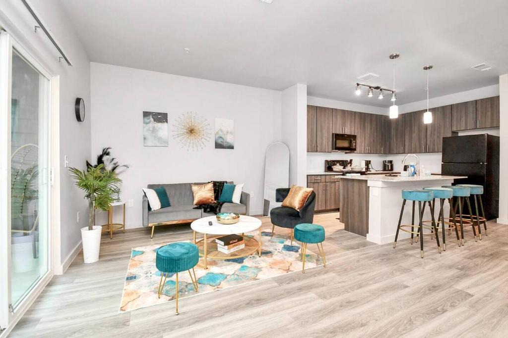 George Bush Park/Eldridge Apartment | Luxurious Experience