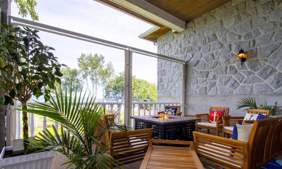 Berthier-sur-Mer House | Luxurious manor house by the river