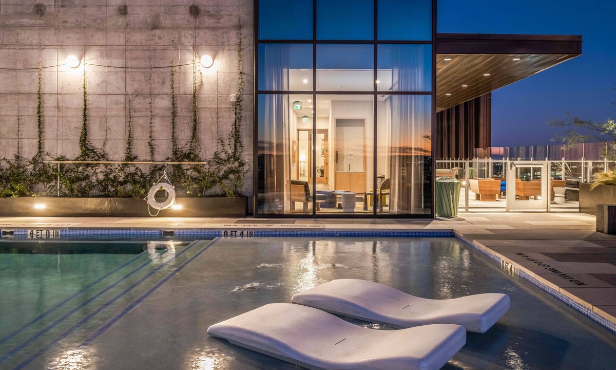 Rainey Street Historic District Apartment | Luxury 26th flr condo, rooftop pool, Rainey Street, dog-friendly
