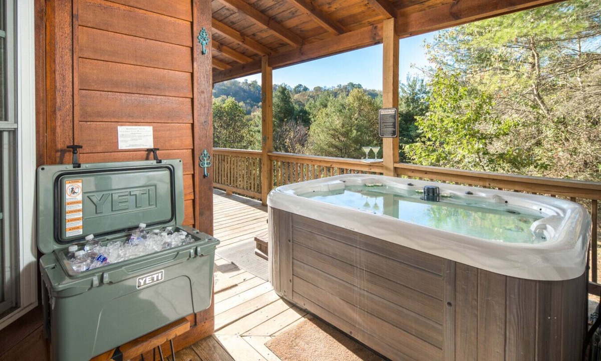 Vilas House | Luxury 5BR Home with Hot Tub, Game Room and Views