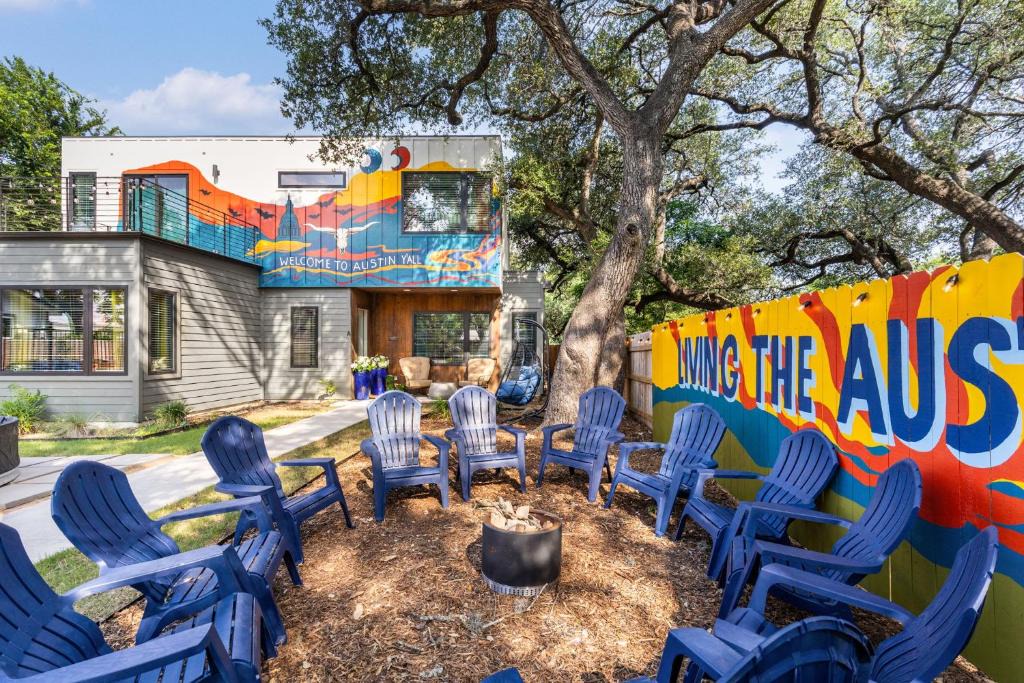 South Manchaca House | Luxury Austin Retreat for 30 with Pool Sauna Plunge