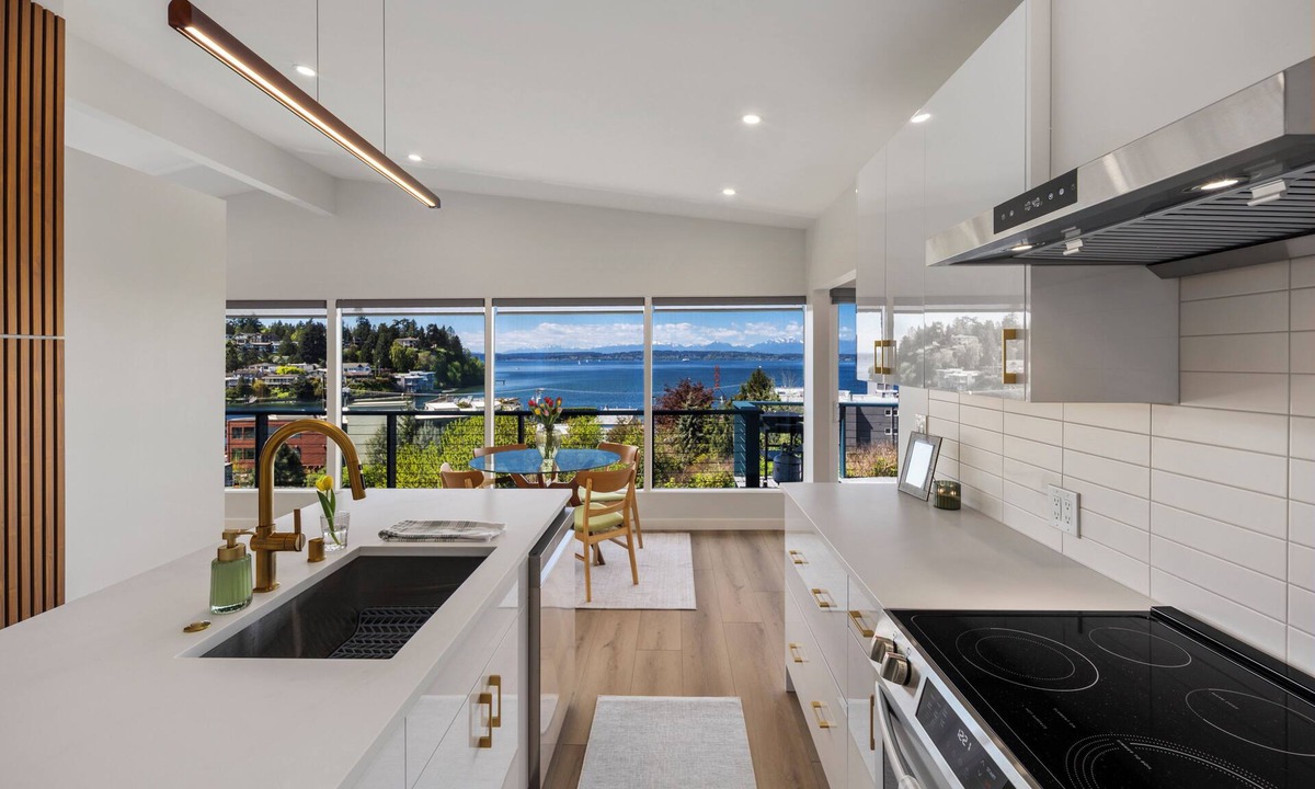 Sunset Hill Condo | Luxury Ballard Waterview Stay - By Stadiums l Walk To Beach l Rays Boathouse