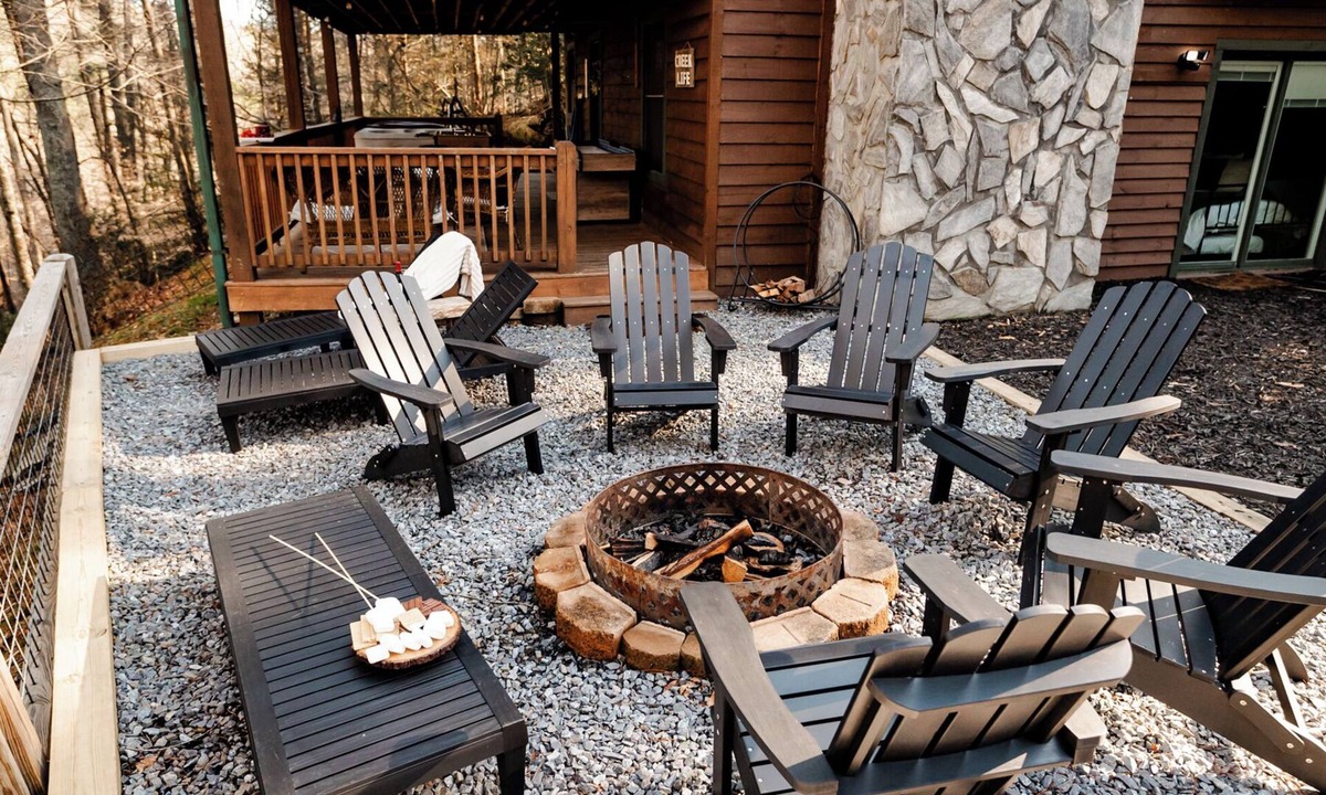 Ellijay House | Luxury Cozy Creek 4BR Cabin, Hot Tub, Resort pool, Kids Play-set Pet friendly !