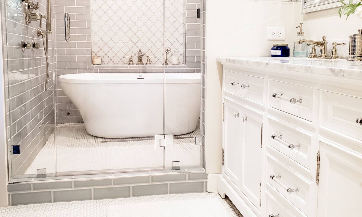 Walnut Place House | Luxury Creekside Executive Retreat. 10 Min to Downtown Austin. Pet Friendly.