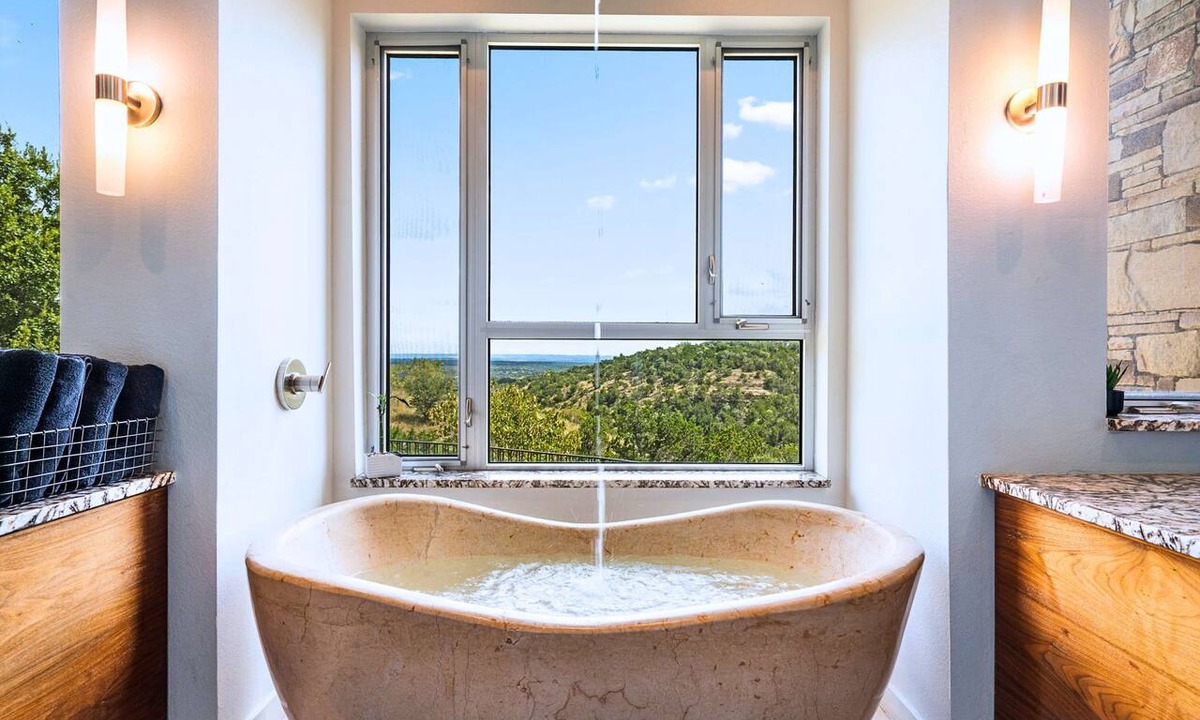 Dripping Springs Cottage | Luxury Hilltop Villa With Hot Tub & Scenic Views