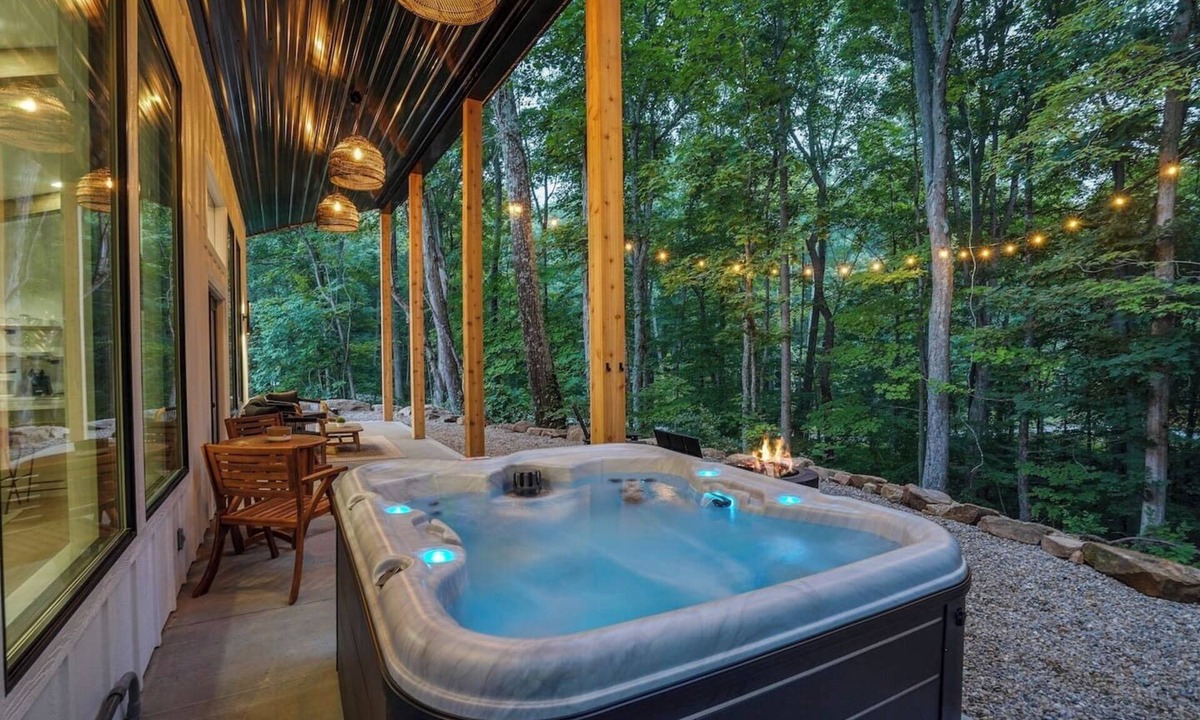 Logan Cabin | Luxury Hocking Couples Cabin | Secluded! Hot Tub!