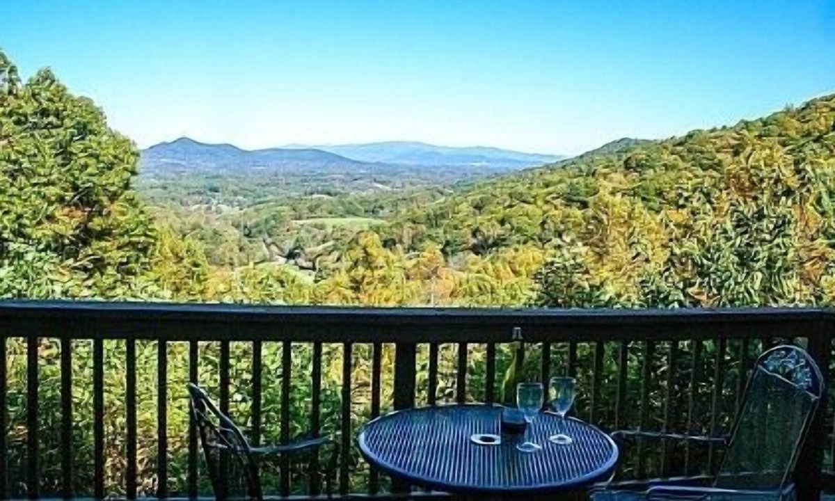 Candler Ski Chalet | Magnificent Mountain Views, Totally private, Pet Friendly, within 20 minutes of Asheville.