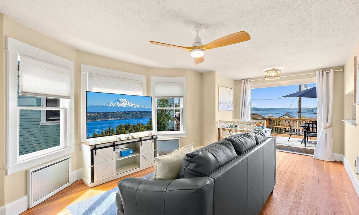 North End Apartment | Main Floor Duplex Unit - Huge Deck w/Water Views