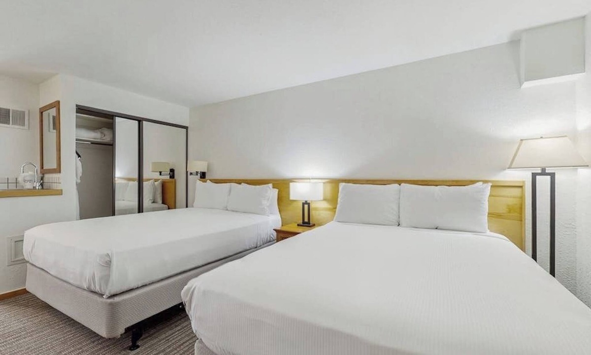 West End Cabin | Main Street studio - pool & hot tub - walk to lifts, dog-friendly, second floor