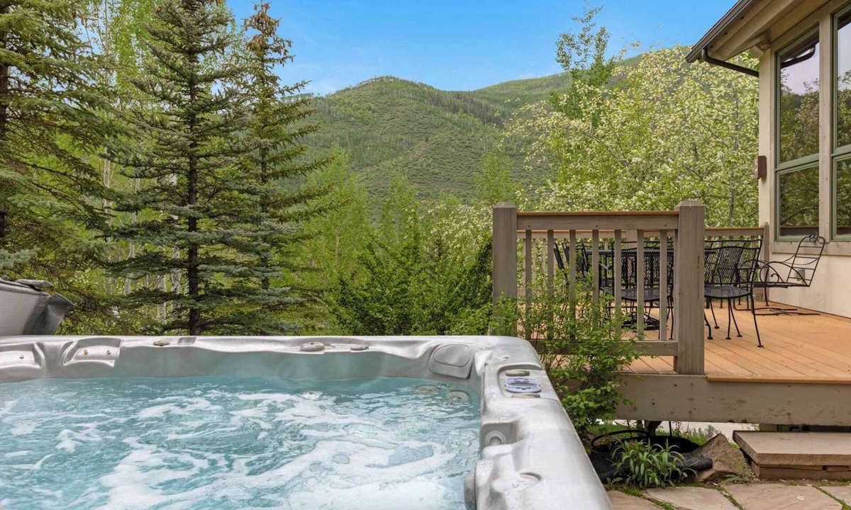 Highland Meadows House | Maison de Neige – Breathtaking Mountain Stay for 8 w/Hot Tub