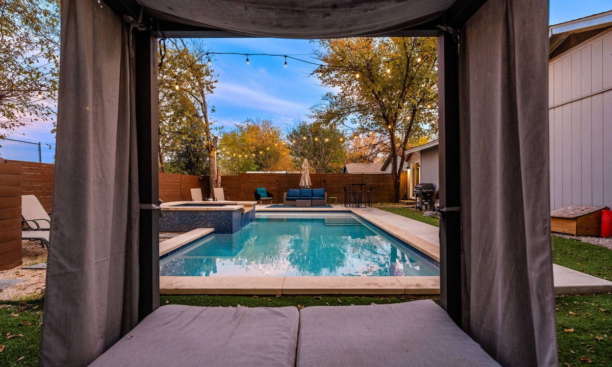 Montopolis House | Majestic Teal Haven – Quiet Home w/Private Pool & Sauna! 10 Min to Downtown