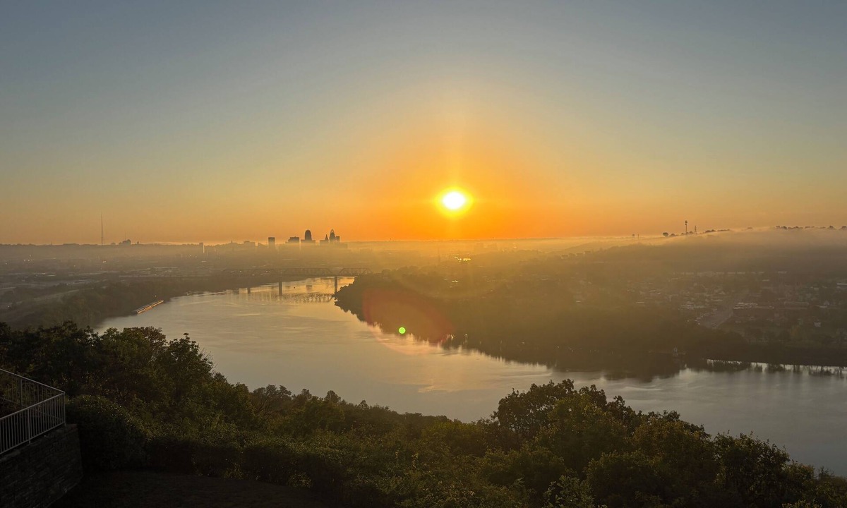 East Price Hill Condo | Marvelous river view 2-bedroom condo with AC & heat in Cincinnati