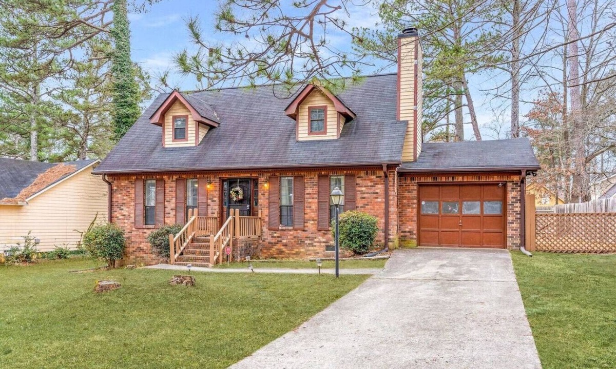 Church Street House | Massive 3 bedroom with fenced yard!
