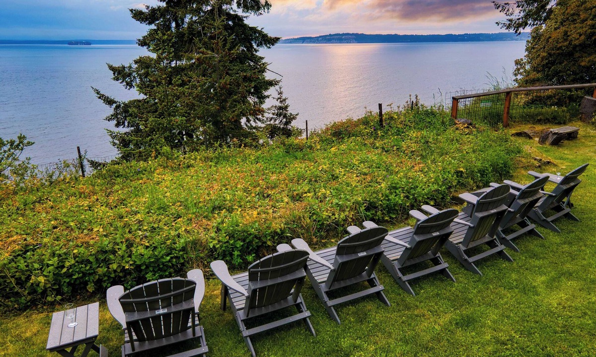 Maxwelton Cottage | Maxwelton Aerie Bluffside Retreat w/Sweeping Puget Sound Views + Firepit