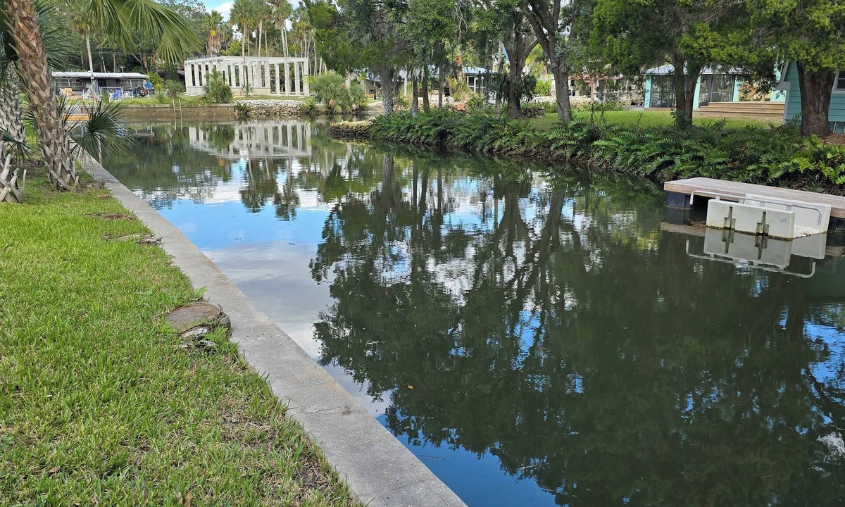 Weeki Wachee Gardens House | Mermaids Hideaway on the banks of beautiful waterways