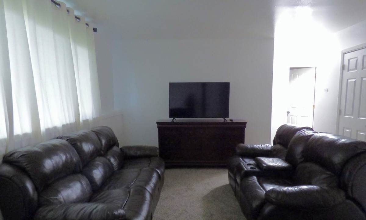 Midtown Anchorage Apartment | MIdtown close to everything, quiet apartment fully remodeled new appliances.