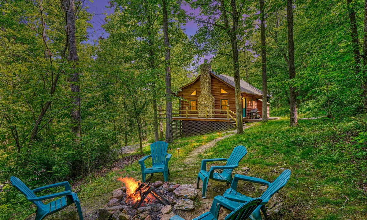 Logan Cabin | Minutes to Caves - 2 KINGS. Hot Tub. Games. Firepit. Close to Everything