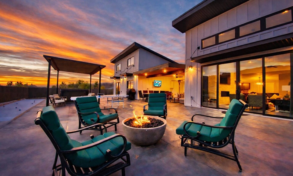 Moab South Valley House | Moab Desert Escape Villa: Luxury 5-Bedroom Retreat with Heated Pool