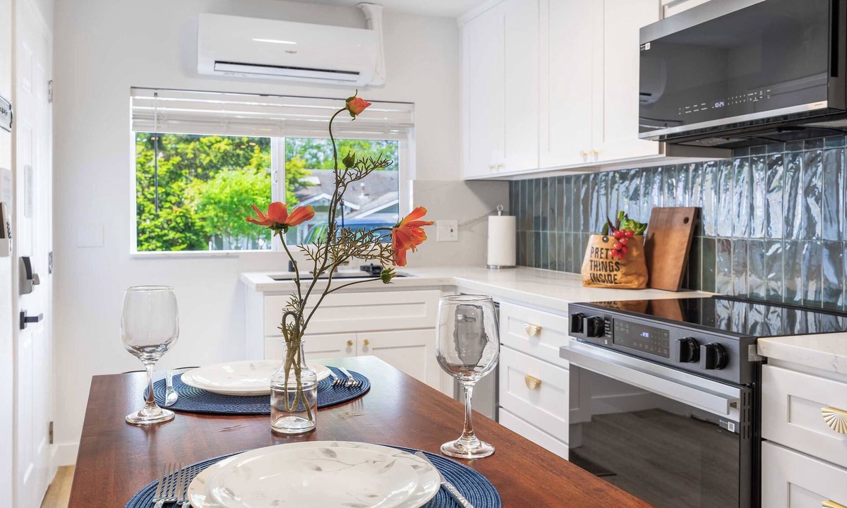 Picnic Point-North Lynnwood Apartment | Modern 1BR Designer's Oasis 1min to I-5, Costo