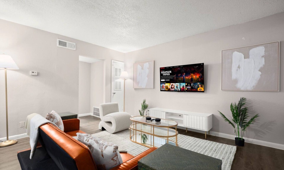 Hancock Apartment | Modern 1BR Near UT & Downtown | Fast WiFi +Parking