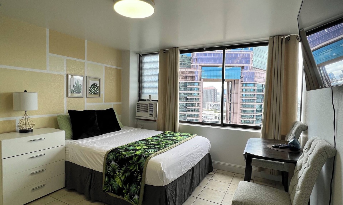 McCully - Moiliili Apartment | Modern, 29th Fl, View, Legal