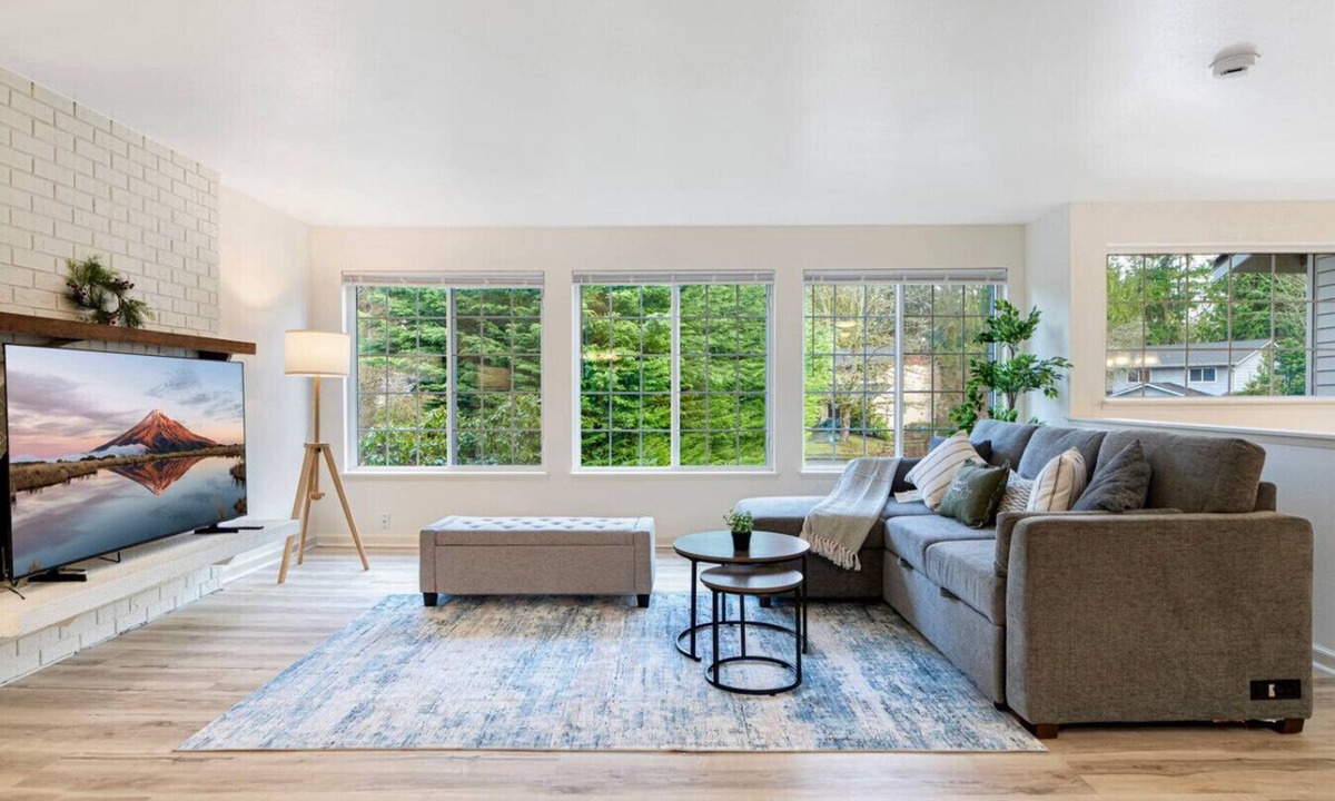 Mountlake Terrace House | Modern 3BR w/Backyard | 5 Mins to Transit Center