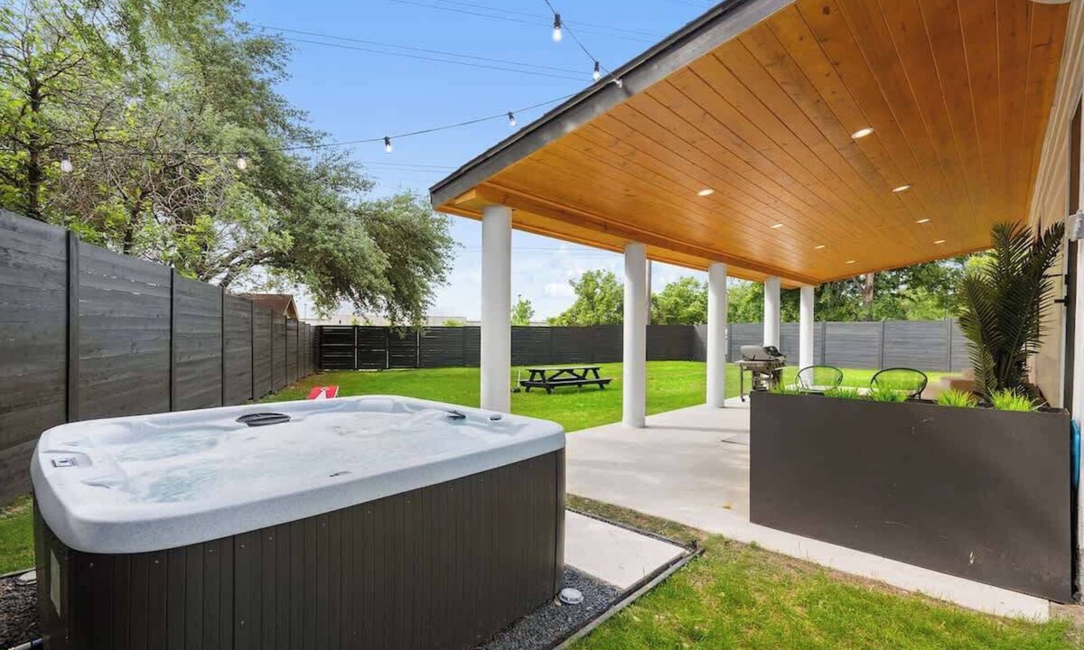 Austin House | Modern 5BR | 14 Guests | Hot Tub | Mins to DT SXSW