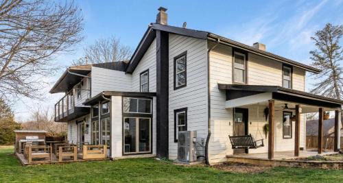 Oakley House | Modern 5BR Home with Mtn Views BBQ & Pool Table