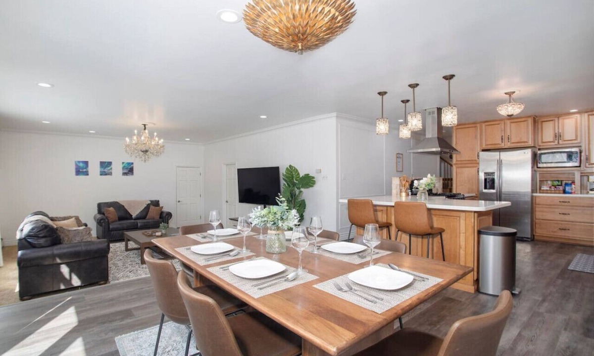 Fairbanks House | Modern Aurora Retreat 5b4b w/Basketball Court