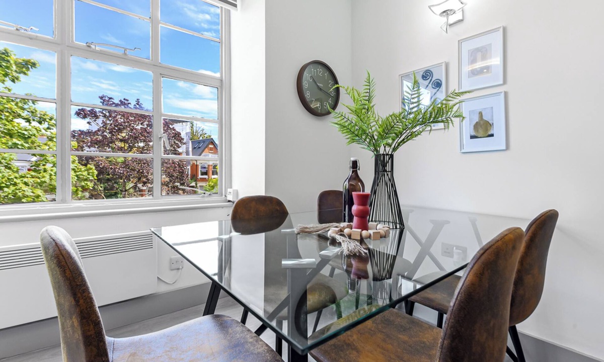 Fortis Green Apartment | Modern Comforts 2 BD Flat - Sleeps 5