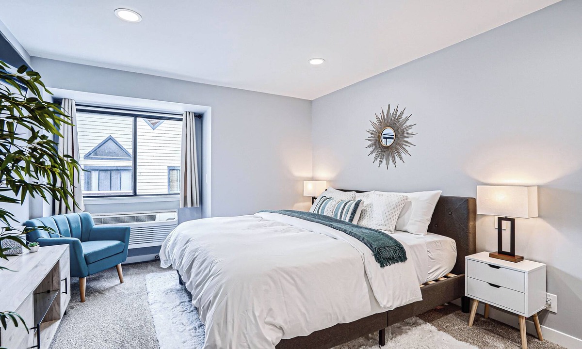 Greenwood Village Apartment | Modern DTC King Studio with Wet Bar, Pool, Light Rail