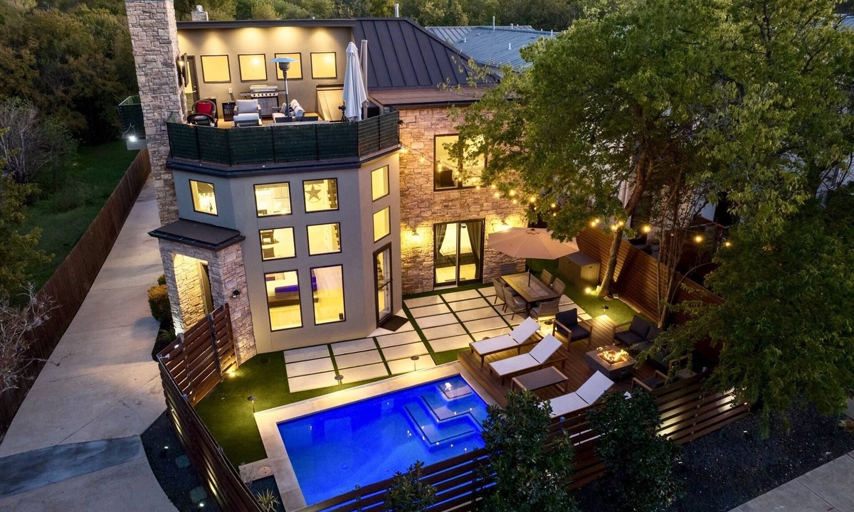 South Lamar House | Modern House 5 min from DT with Pool l Gym l Rooftop with DT View