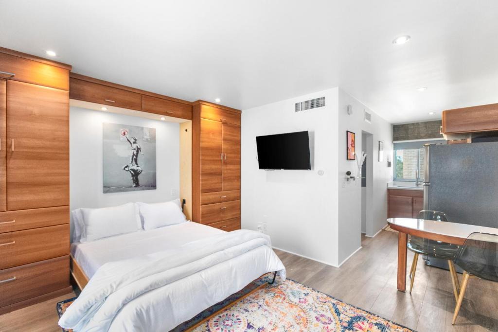 Roosevelt Apartment | Modern Loft-Style Studio by DTPH Poolside Access & parking