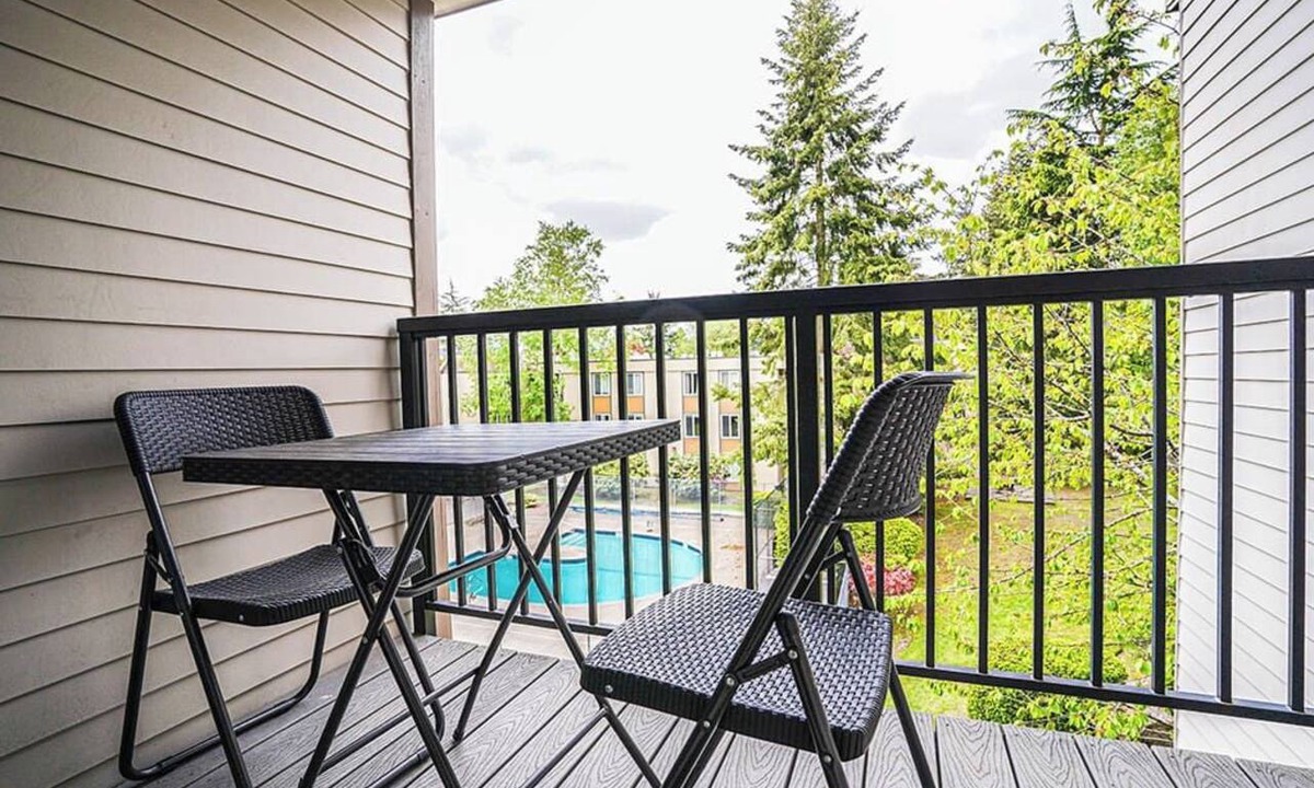 Bridle Trails Condo | Modern Microsoft Redmond Campus Condo with Balcony